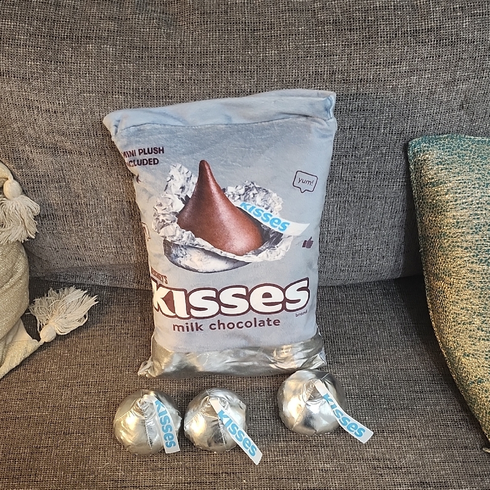 Hershey's Mini Plush & 3 Kisses